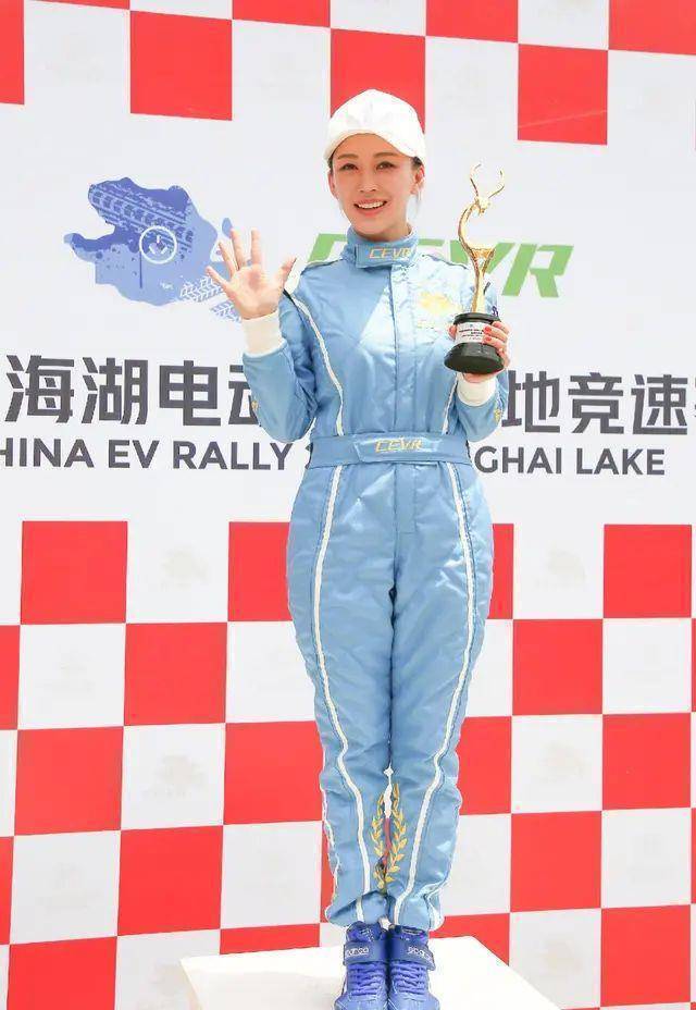 九球天后潘晓婷好任性,穿白裙美回18岁,巴掌腰完全不输吉娜?