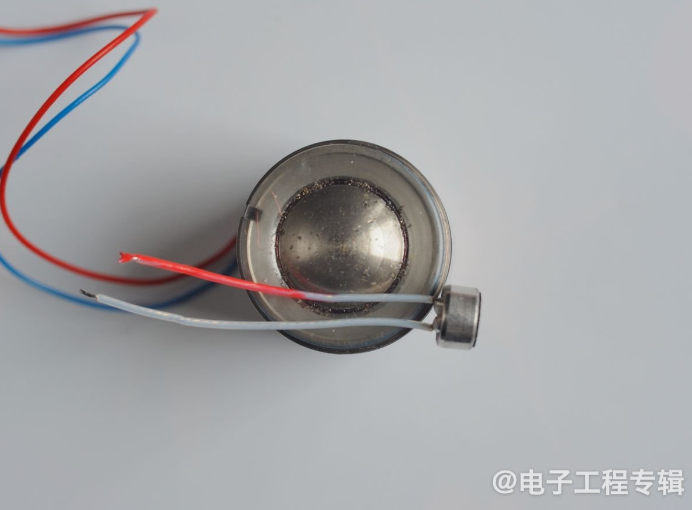 动圈传感器嵌入在黄铜主体中,并带有额外的防喷罩.