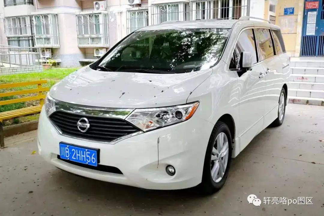 一台悬挂着四川绵阳车牌的日产贵士四代re52型,这一代跟日产保姆车