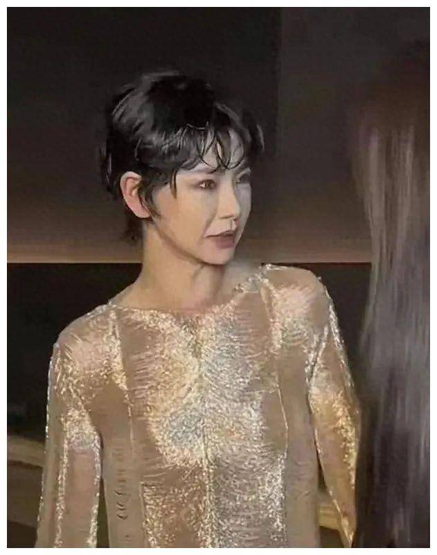 戚薇时装周翻车,被45岁刘涛秒嘲土,戚薇怒回应!_造型_气质_时尚