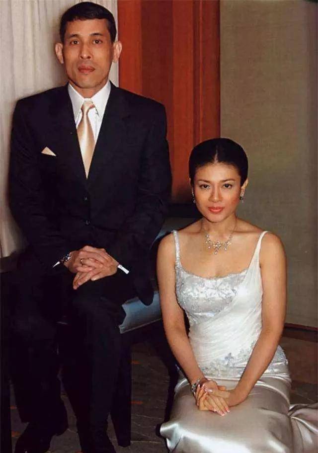 泰王和苏提达合影,苏提达可以坐着,而西拉米和诗尼娜却跪在地上_拉玛