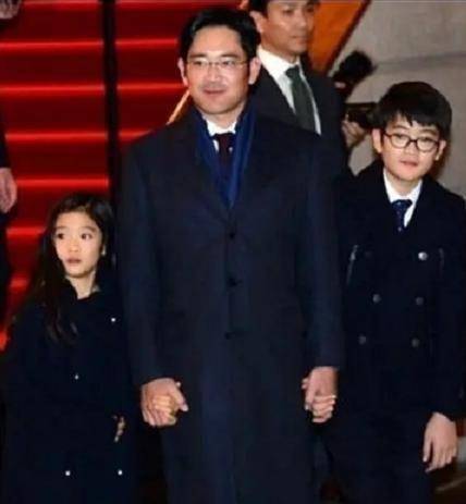 原创三星会长孙女罕见现身一身黑衣撞脸徐睿知美貌不输姑姑李富真