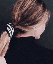 的丝巾扎发,非常简单,可以试一下先将一个细长的丝巾和头绳系在一起