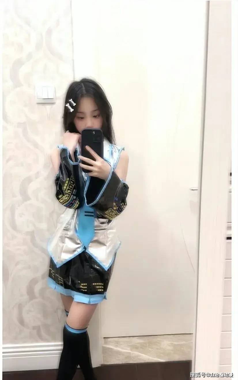 11岁少女甜馨cos初音未来被骂惨,被迫道歉退网,李小璐仗义执言_play