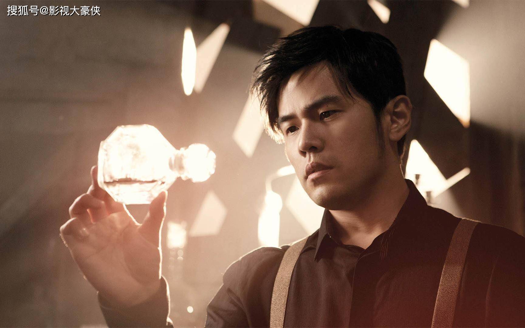 而他也靠着自己独的"周氏曲风",和方文山中国风歌词的完美结合,一直在