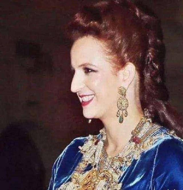 拉拉萨尔玛的一生太过传奇,美丽的容貌让她改变自己的命运,遇见了愿意