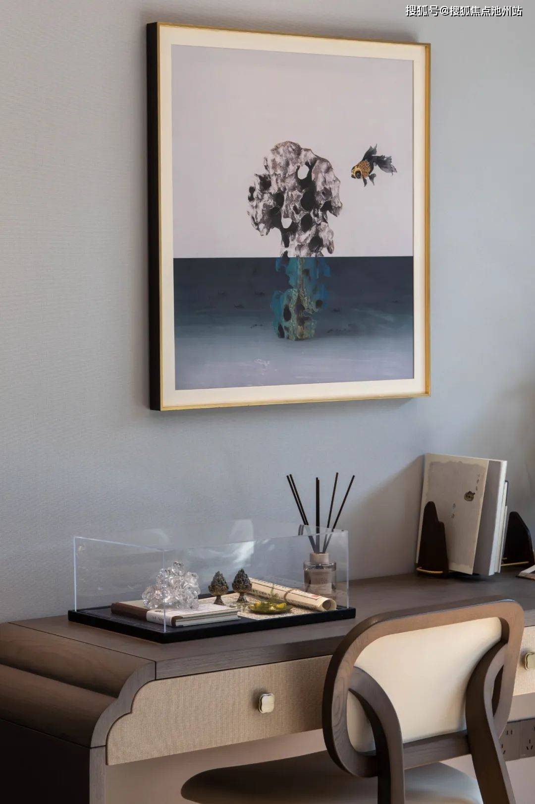 以鱼跃龙门为灵感,以循古承今的柔婉笔触描摹中式美学新格调.