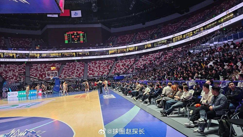 cba星锐赛看台空荡荡,现场调暗灯光遮羞_比赛_观众席_篮球迷