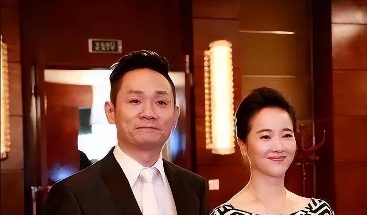 葬礼上哭到昏厥发誓永不再娶的果靖霖,如今怎样了_佟欣_妻子_孩子