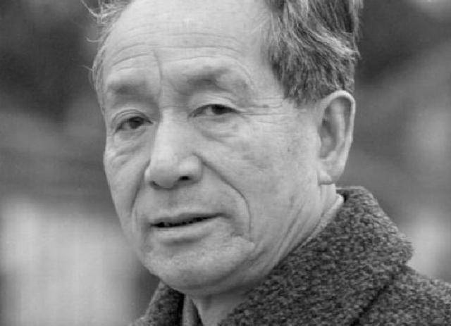 现代诗人艾青为追求自己的学生不惜下跪跳湖同原配离婚