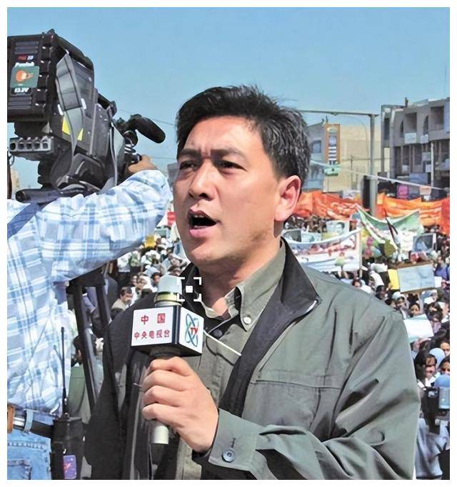 央视主持水均益在加拿大现身与美女微笑合影被疑移民