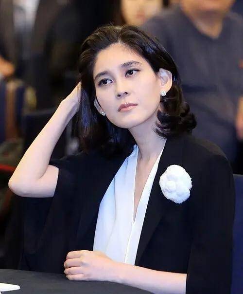 原创三星会长孙女罕见现身一身黑衣撞脸徐睿知美貌不输姑姑李富真
