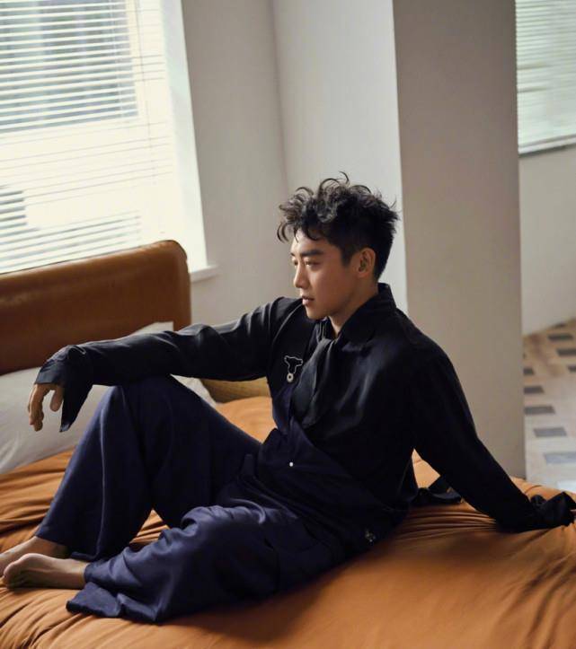 原创郑恺漂亮成功了新封面帅回小猎豹侧脸绝了粉丝期待和苗苗的婚礼了