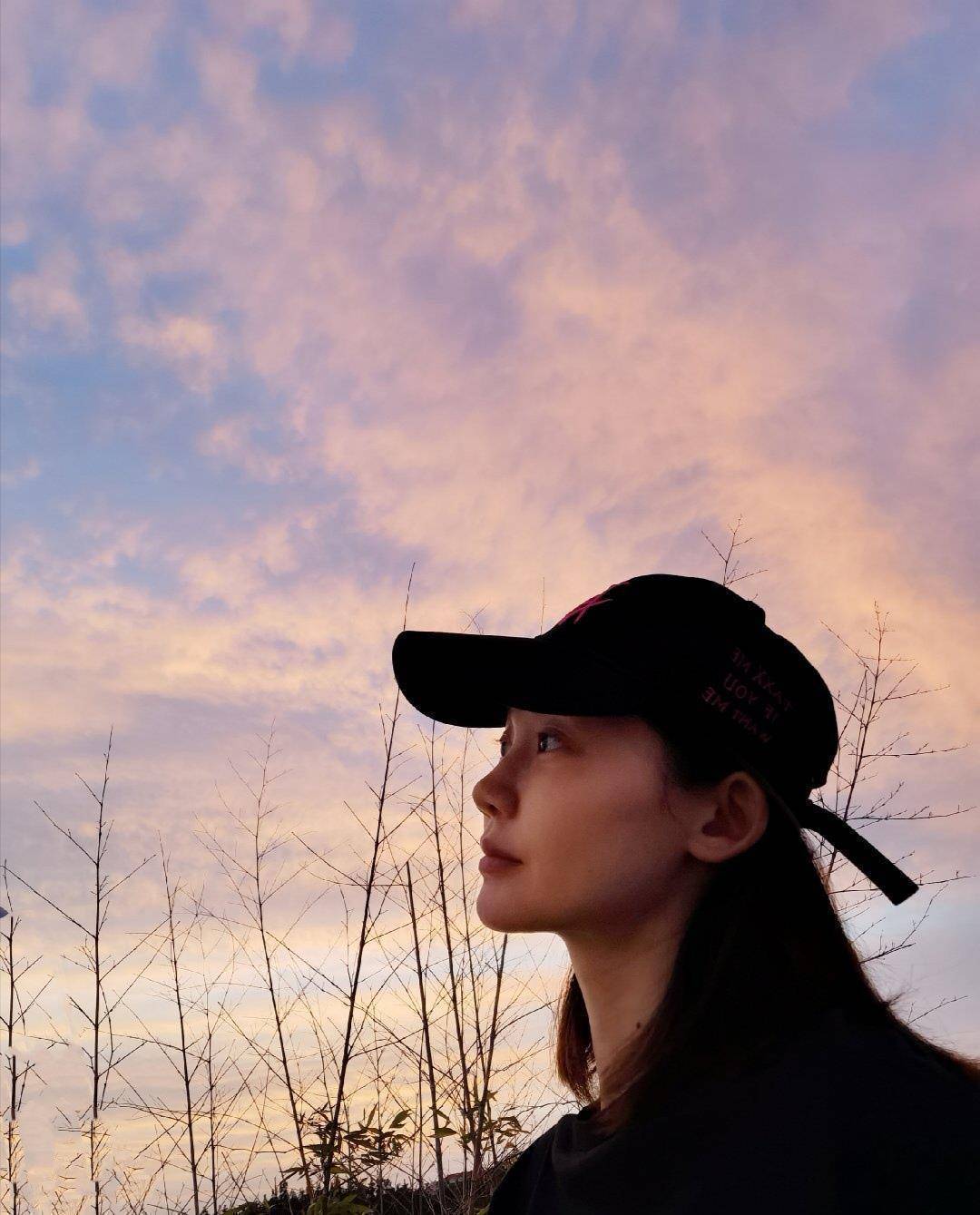 苗苗近况首露面,晒与郑恺同游照片,一家三口首次同框.