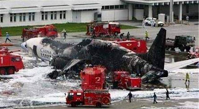 空难其实这场空难的发生是由多种因素共同导致,除了飞行员按错按件