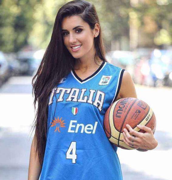 凯蒂的身材非常的好,而且长得十分漂亮,是典型的娃娃脸.