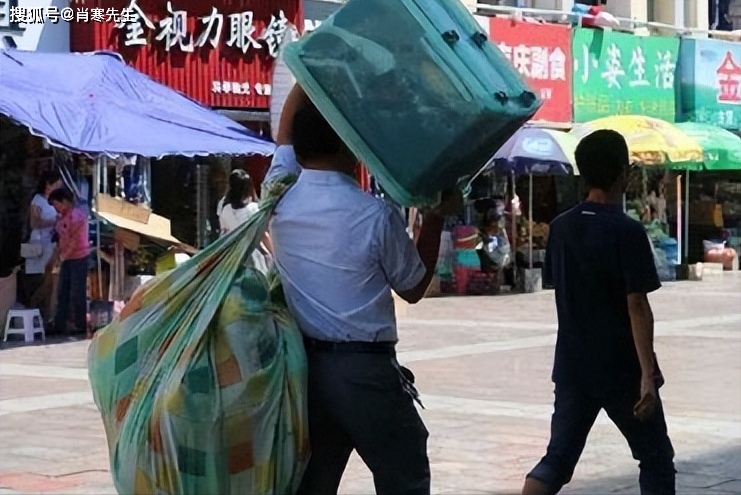 原创老公打工走时只带了700元看着他的背影我和女儿站在路口哭了