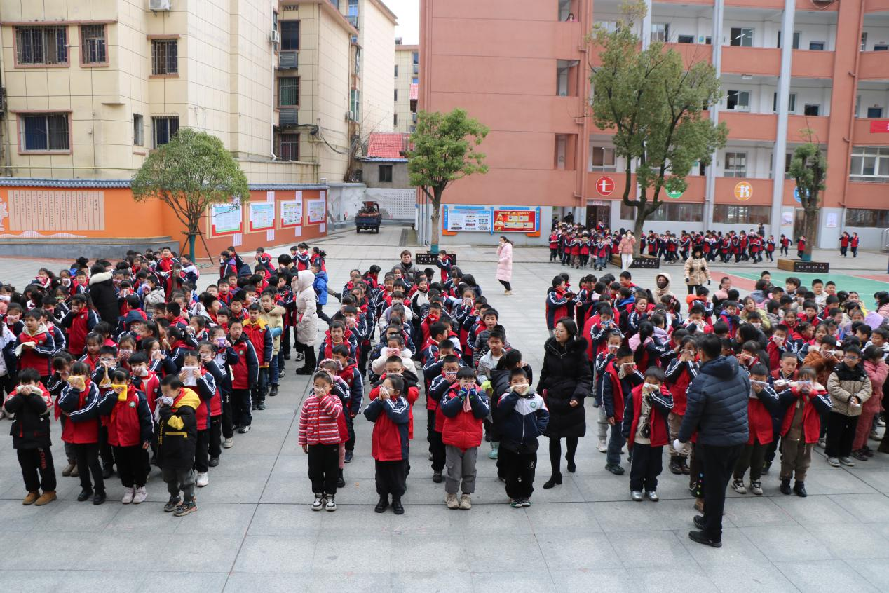 原创历时3分18秒南昌县莲塘第一小学开展消防安全应急疏散演练