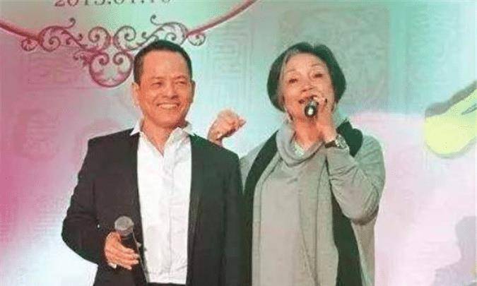 在何鸿燊四太太梁安琪的赌场开幕式上司徒玉莲得以重新和吴文新见了面