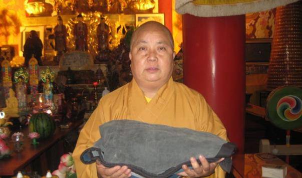 这类衣服叫做"补衲衣",也是袈裟的原型,影视作品活佛济公便身着此种