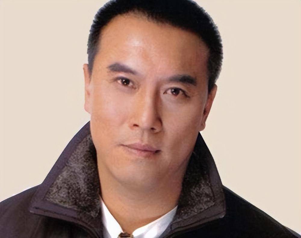 他曾是赵云的扮演者,老丈人是影帝,姐夫是陈佩斯,为
