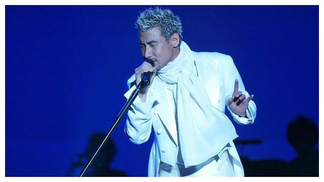 张学友演唱会罕见事故抱歉没有举起麦克风尴尬道歉