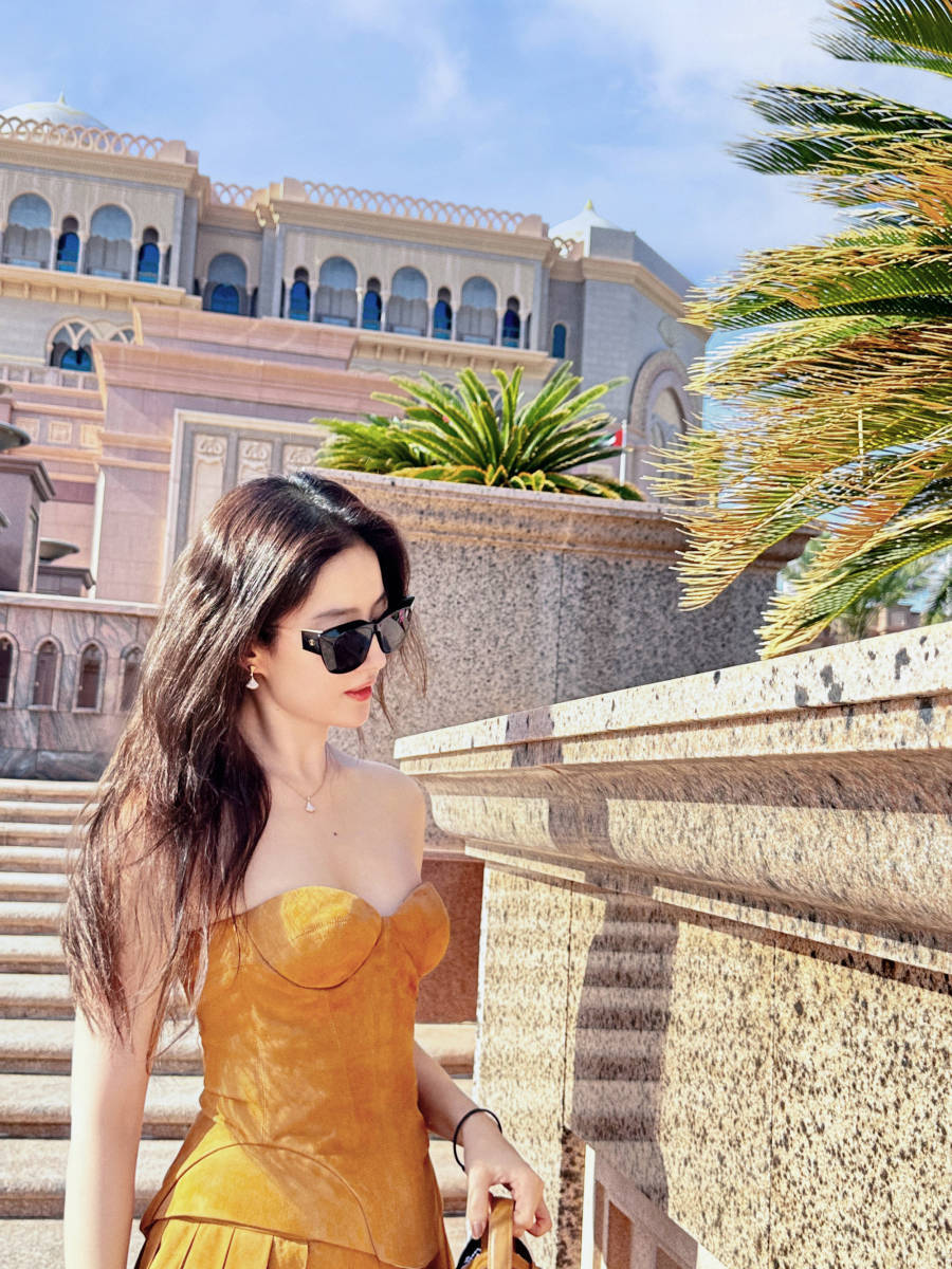 原创刘亦菲海边惊艳亮相抹胸短裙秀出完美身材白到发光的肌肤简直美若