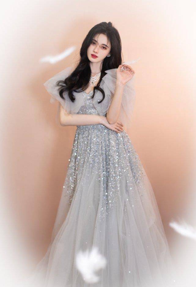 同台比美,迪丽热巴美若天仙艳压群芳,我却被李沁吸引_鞠婧祎_晓彤
