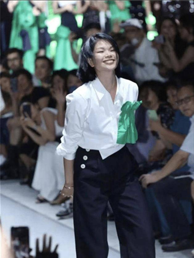 2020年,在上海的服装新品发布会上,吕燕一个帅气的转身,完美诠释出了