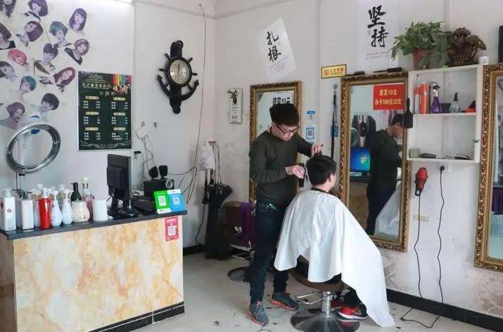 男子吐槽理发店太装,40平的店个个带麦传话,剪发全靠演技