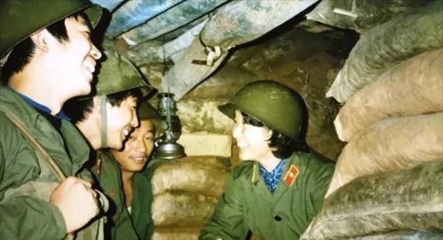 猫耳洞巡诊,战士不让看烂裆,当妈的王晓华:我是你大姐,怕什么_老山