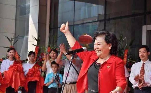 金嗓子江佩珍变"老赖",连股票也要退市了_广西_老娘_私有化