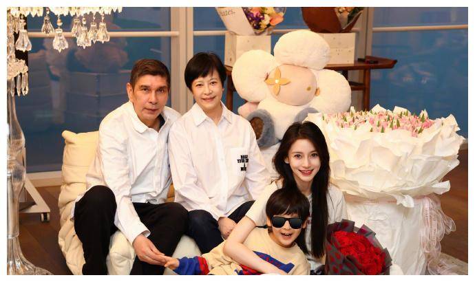 angelababy晒全家福庆生!