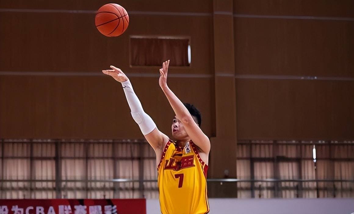 原帅经历一场补赛找回手感,在贾明儒的强势冲击下,全明星三分大赛2度