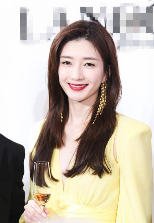 原创江疏影活动近照略显老态腿再长没腰一样没气质