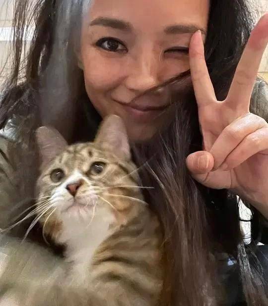 原创舒淇晒私下素颜照眼角皱纹和斑都看得见不美颜磨皮老态明显