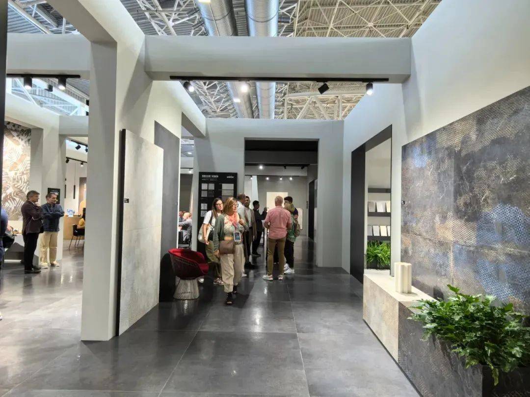 多重工艺的叠加应用依旧是趋势之一,墨水,釉料,干粒的新组合为瓷砖