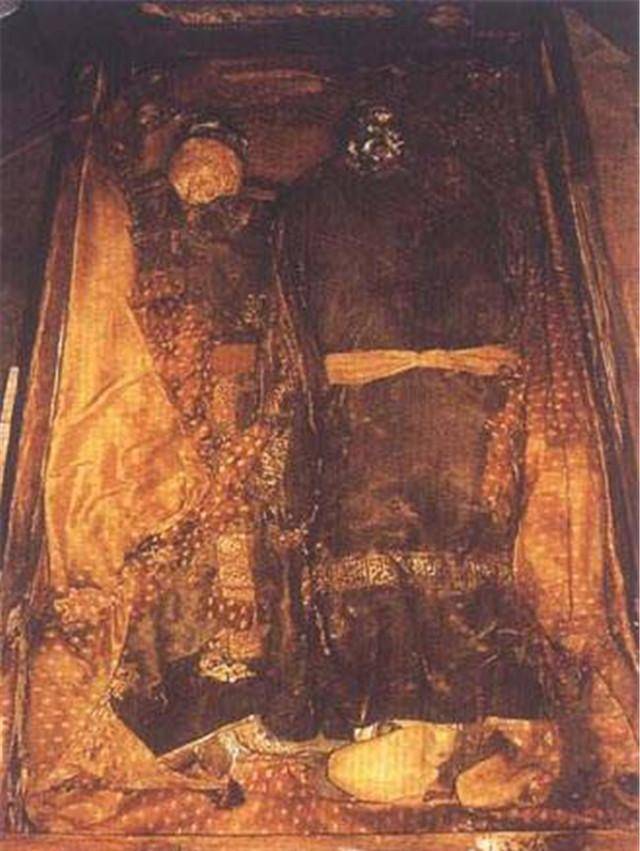 原创哈尔滨发掘金代夫妻合葬墓墓中堆积大量殉葬品尸检结果令人痛心