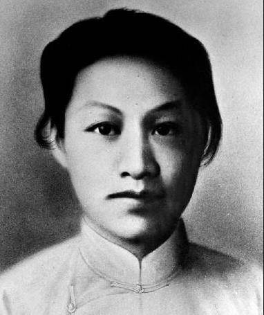 赵一曼,原叫李泰坤,出生于1905年,她家是一个传统的地主家庭,父亲自学