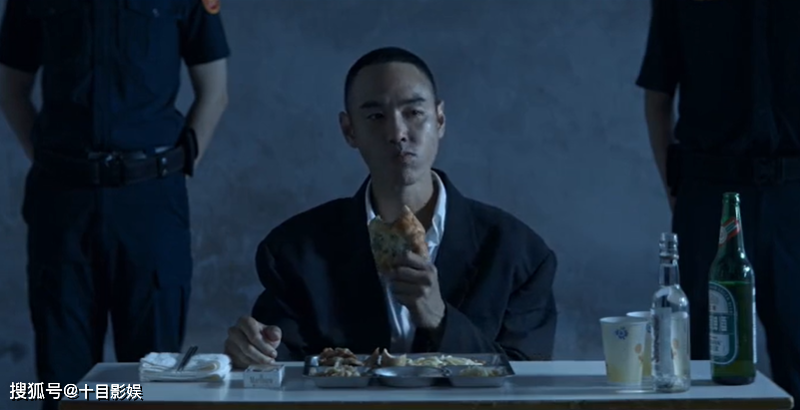 终于到了放饭时间.警察解开手铐,静静看着陈桂林大口吃圆面包.