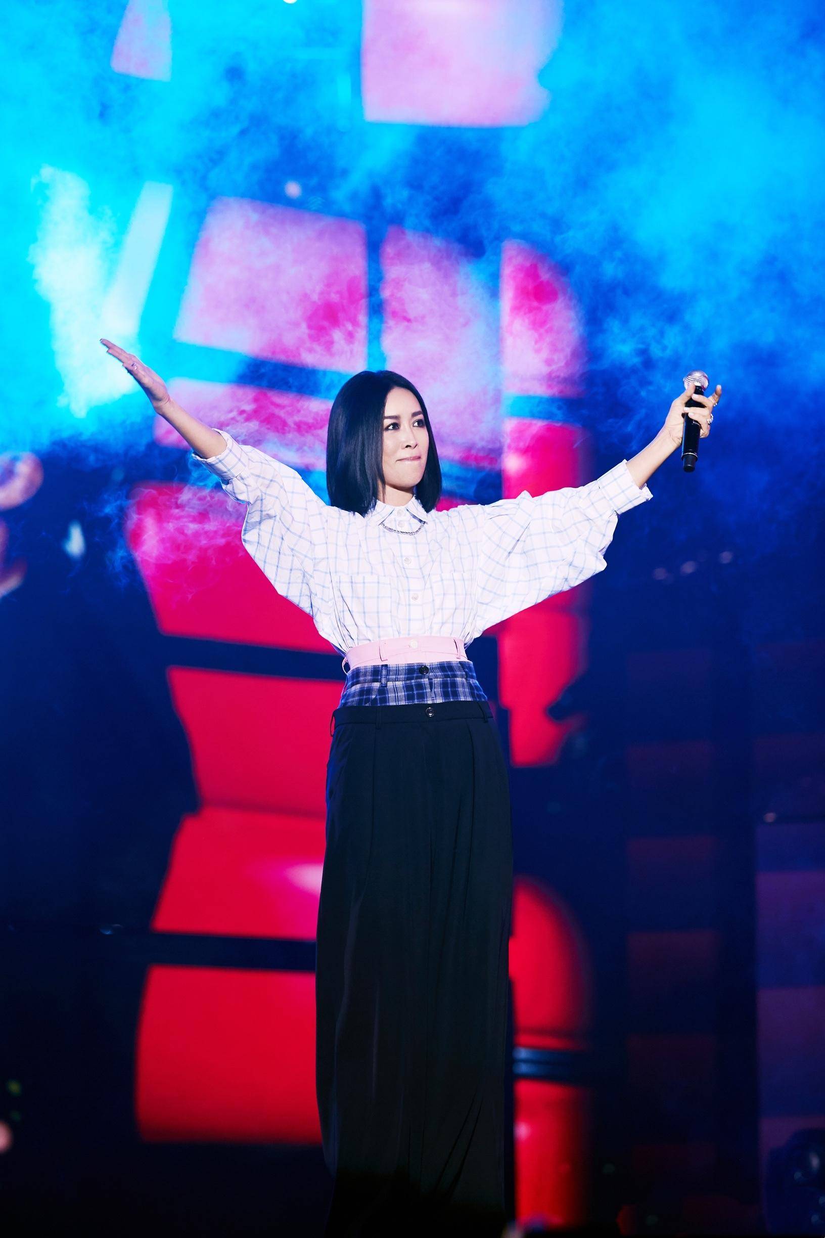 原创那英在日本开心陪家人逛街嘲骂破250万条曾咨询如何屏蔽评论