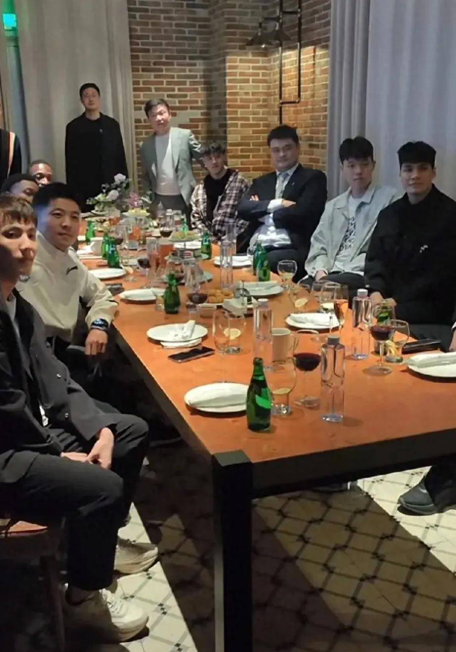 姚明和韦德徐杰杨瀚森共进晚餐，笑容满面，全力支持李宁签约球员
