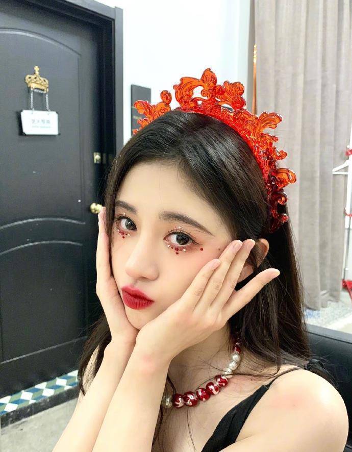 鞠婧祎狂晒18张库存照,从素颜到浓妆,清纯时尚随意切换,果然是直男