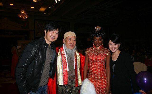 但杨彦对爱达十分爱护,朋友们也知情识趣,不拿这件事说事,虽然经常会