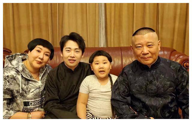 郭德纲全家福庆祝王惠生日,郭麒麟"发福"照曝光,网友惊叹!