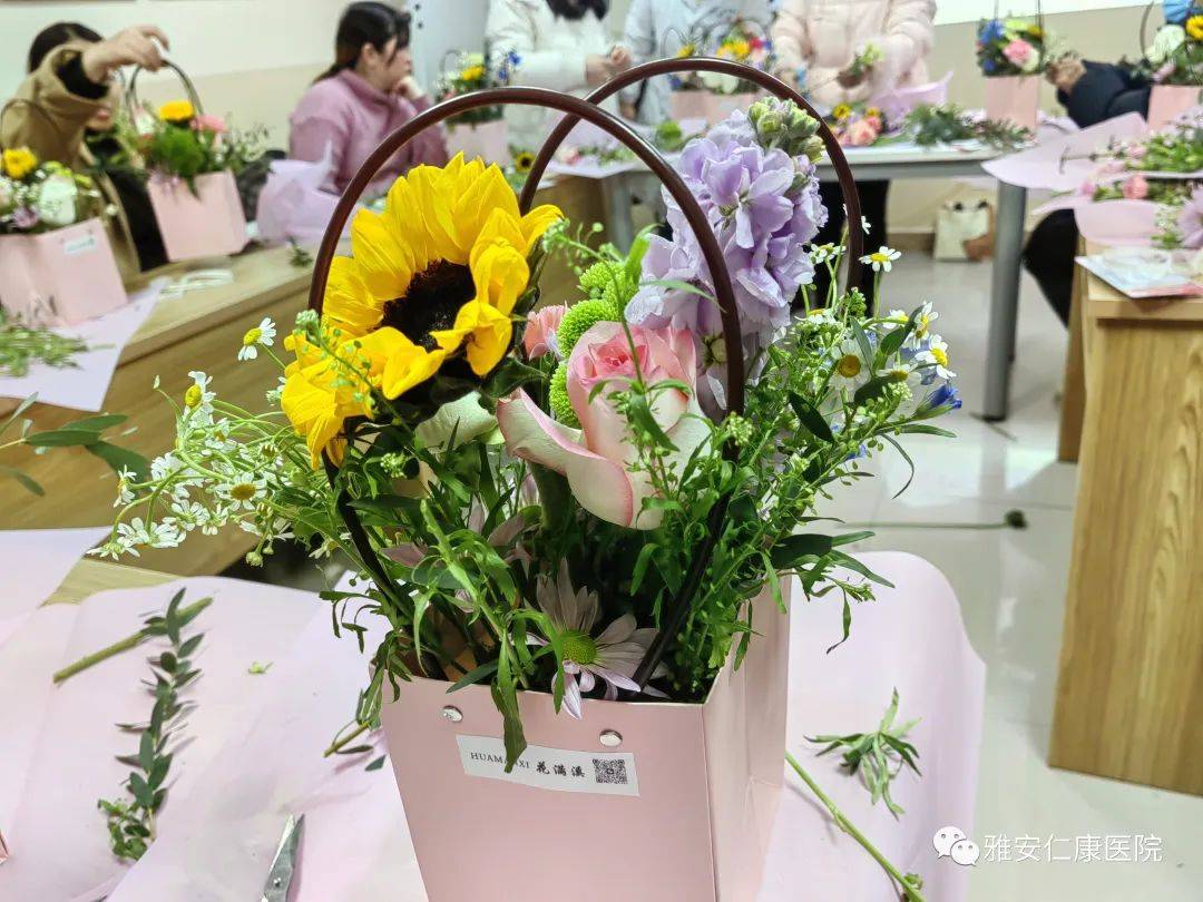 花"样生活"雅安仁康医院孕妇学校举办孕期diy插花活动_修剪_鲜花_花艺