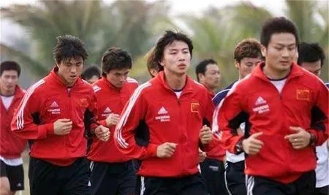 原创杨璞看上小11岁美妻长腿拒为70万踢假球现扎根青训