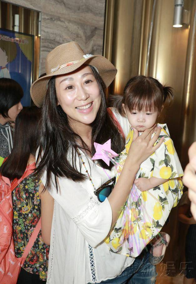 9月18日,陈浩民妻子蒋丽莎在个人社交账号上晒出一张家庭同框照.