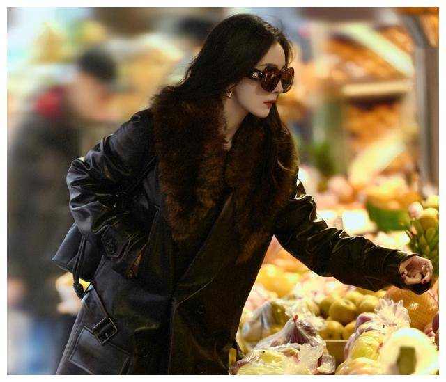 杨幂复古美出街四部待播作品曝光引人期待
