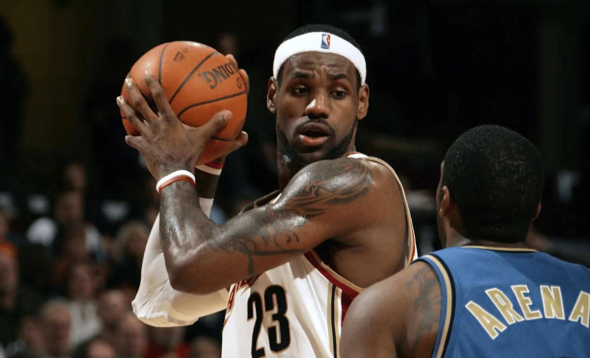 当时dpoy给到了二阵的小加索尔,也是让人无语,詹姆斯一直被吐槽防守